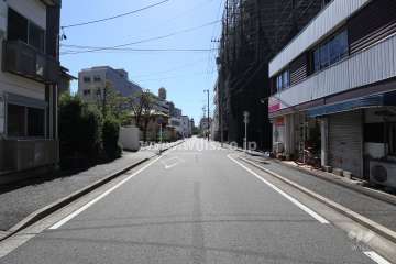 敷地西側の前面道路（北側から）