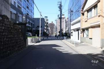 敷地北東側の前面道路（南東側から）
