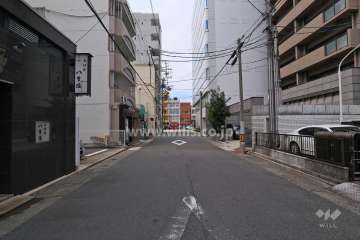 敷地南側の前面道路（東側から）
