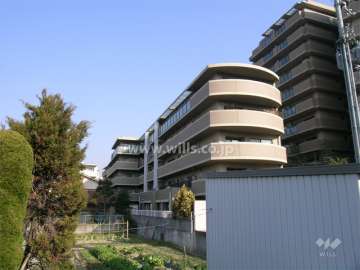 周辺は田畑も残る静かな住宅地