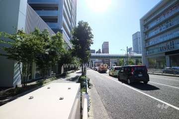 敷地北西側の前面道路（北東側から）