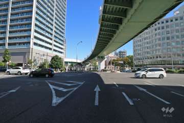 敷地南西側の前面道路（北西側から）