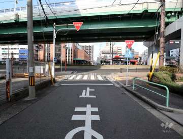 敷地西側の前面道路（南側から）
