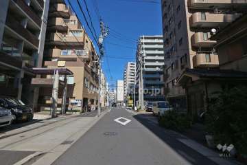 敷地北西側の前面道路（南西側から）