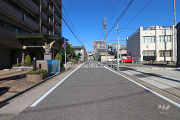 敷地東側の前面道路（南側から）