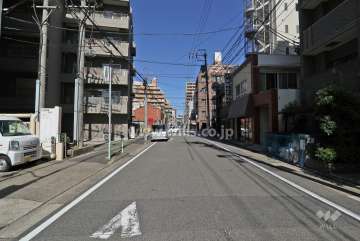 敷地南東側の前面道路（南西側から）