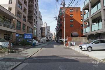 敷地南側の前面道路（東側から）