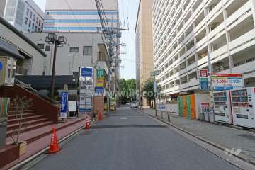 敷地南側の前面道路（東側から）