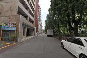敷地西側の前面道路（北側から）