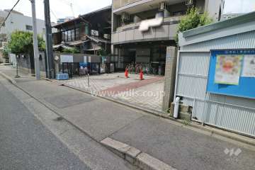 駐車場出入り口