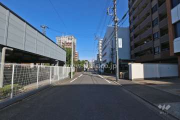敷地西側の前面道路（南側から）