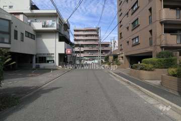 敷地西側の前面道路（南側から）