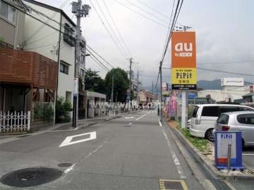 敷地北側の道路。各種店舗が建ち並んでいます。