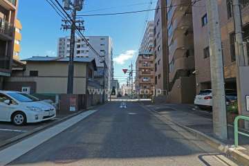 敷地北東側の前面道路（北西側から）