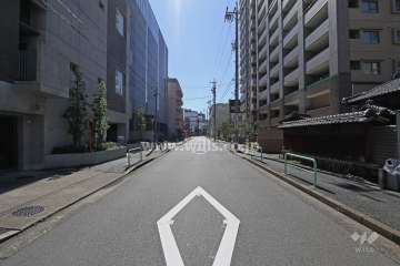 敷地東側の前面道路（北側から）