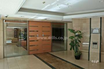 エントランスはオートロック付きです。