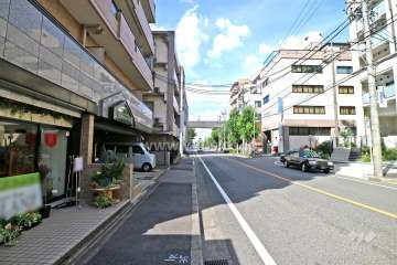 敷地東側の前面道路（南側から）