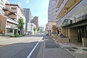 敷地東側の前面道路（北側から）