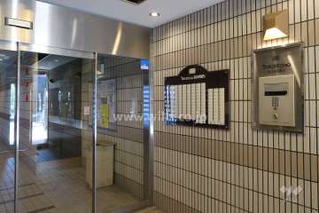 エントランスはオートロック付きです。