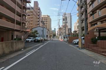 敷地南側の前面道路（東側から）