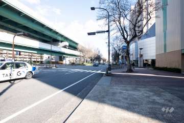 敷地北側の前面道路（西側から）