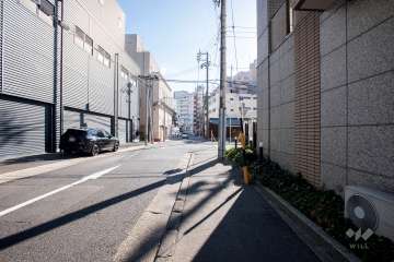 敷地東側の前面道路（北側から）