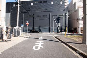敷地南側の前面道路（西側から）