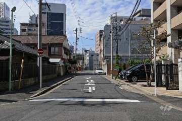 敷地南側の前面道路（東側から）