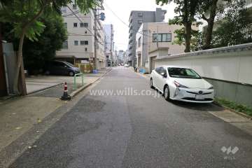 敷地北側の前面道路（東側から）