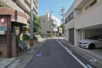 敷地南側の前面道路（西側から）