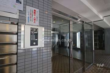エントランスはオートロック付きです。