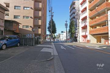 敷地北側の前面道路（東側から）
