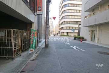 敷地西側の前面道路（北側から）
