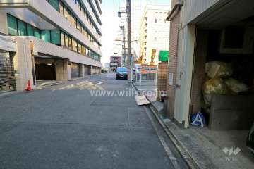 敷地西側の前面道路（南側から）