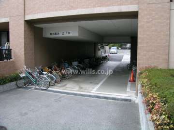 駐車場の出入り口と駐輪場