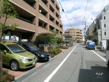 敷地の南東側の道路。周辺は区画の整った静かな住宅地です。