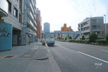 敷地西側の前面道路（北側から）