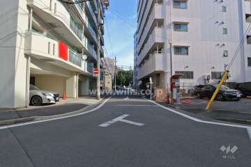 敷地南東側の前面道路（南西側から）