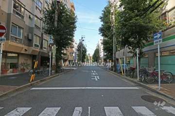敷地北側の前面道路（東側から）