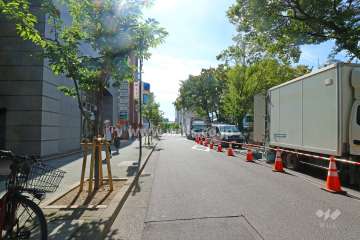 敷地西側の前面道路（北側から）