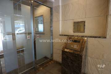 エントランスはオートロック付きです。