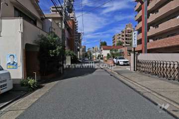 敷地南側の前面道路（東側から）
