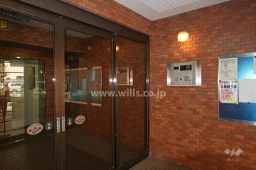 エントランスはオートロック付きです。