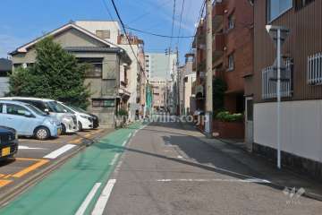 敷地北西側の前面道路（南西側から）