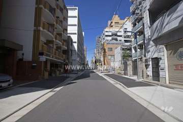 敷地東側の前面道路（南側から）