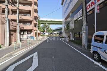 敷地東側の前面道路（南側から）