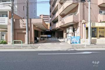 駐車場出入り口 