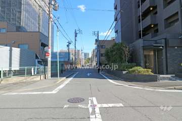 敷地北側の前面道路（西側から）