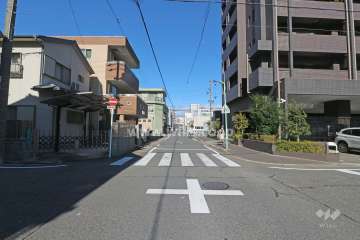 敷地西側の前面道路（南側から）