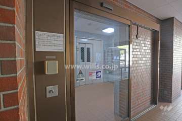 エントランスはオートロック付きです。